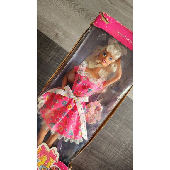 Vintage 1996 Birthday Surprise Barbie Doll Special Edition Mattel #16491 - Picture 4 of 8